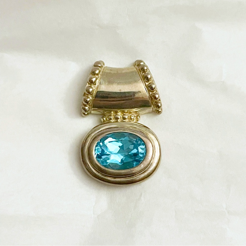 Vintage Elegant 925 Sterling Silver Pendant with Bight Blue Topaz Stone